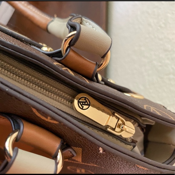 Adrienne Vittadini Beautiful Brown & Tan Satchel NWT - Picture 7 of 16